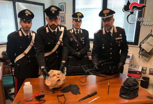 Con maschera Bertinotti lancia frecce al vicino: arrestato per stalking